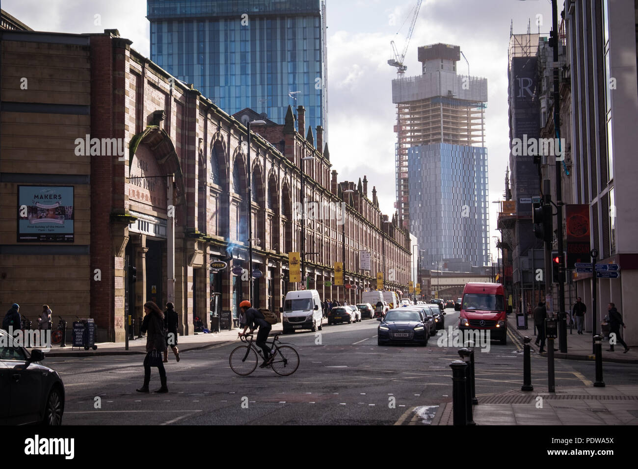 Una vista generale delle persone e delle vetture all'incrocio tra Deansgate e Quay Street, Manchester Foto Stock