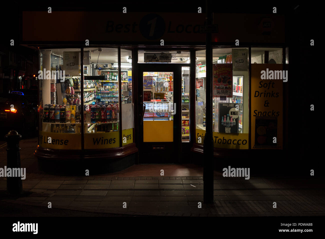 Licenza Off e minimarket, Winchester Street, Salisbury, Wiltshire, Inghilterra durante la notte Foto Stock