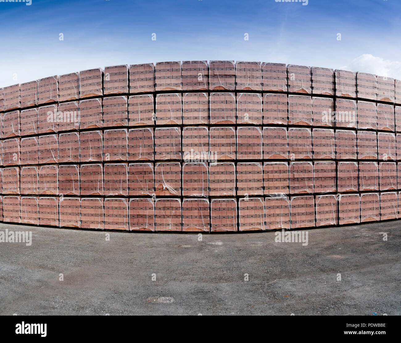 Edificio rosso dei mattoni in pile e le righe sulla parte superiore di ciascun altro Foto Stock