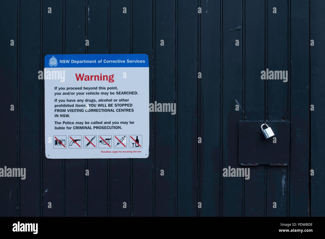Un cartello sulla porta posteriore a Bathurst Court House nel Nuovo Galles del Sud, Australia avvertimento di articoli proibiti e che le persone o le vetture possono essere ricercati Foto Stock