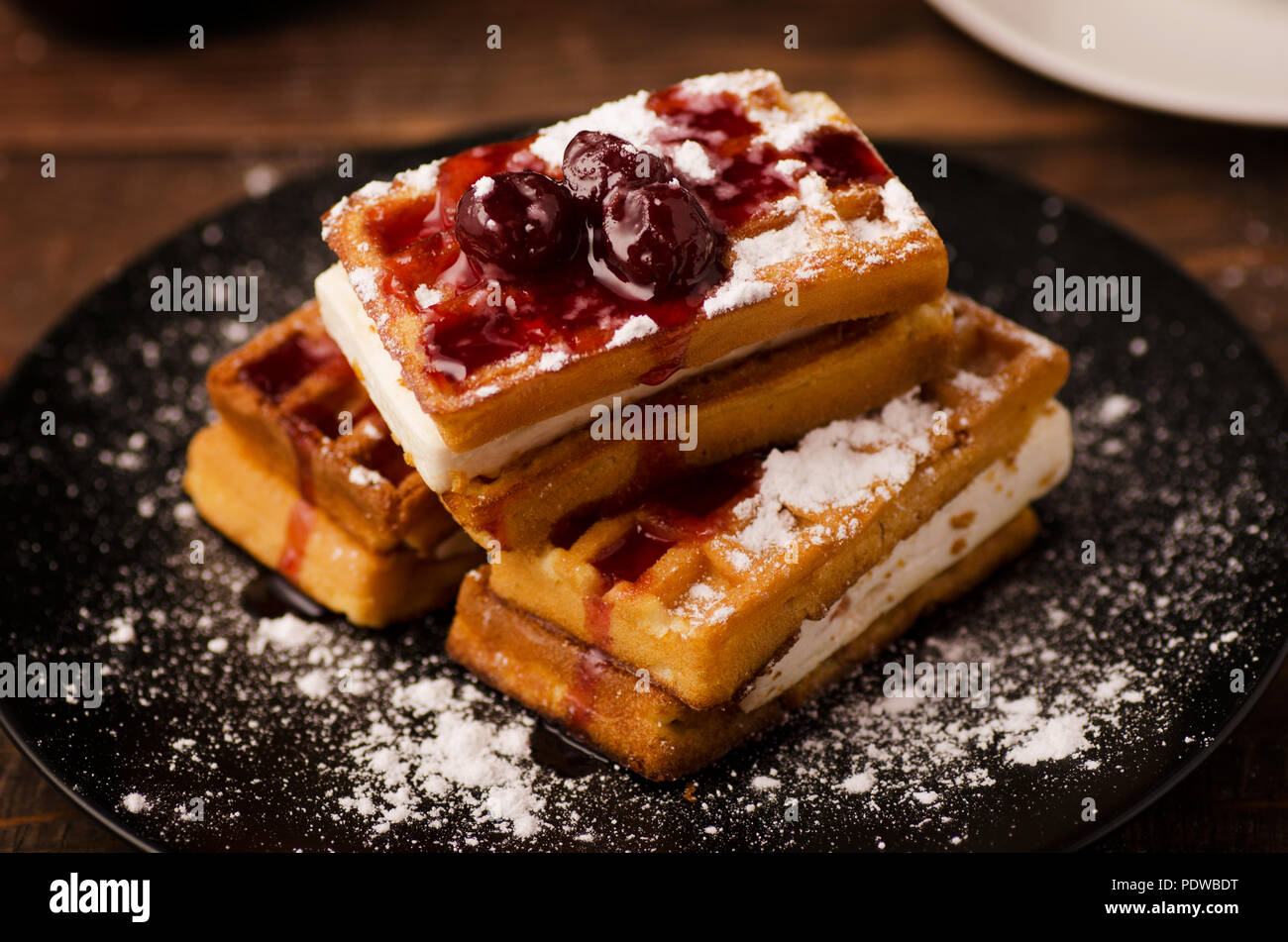 Viennese di wafer con marmellata di frutti di bosco. Delizioso e salutare prima colazione. Foto Stock