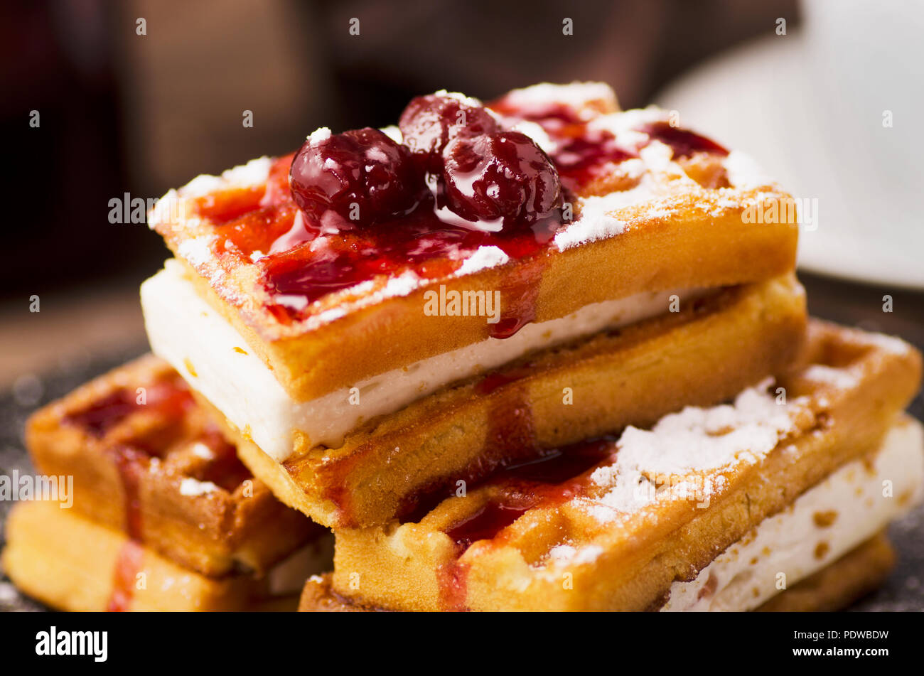 Viennese di wafer con marmellata di frutti di bosco, delizioso e salutare prima colazione Foto Stock