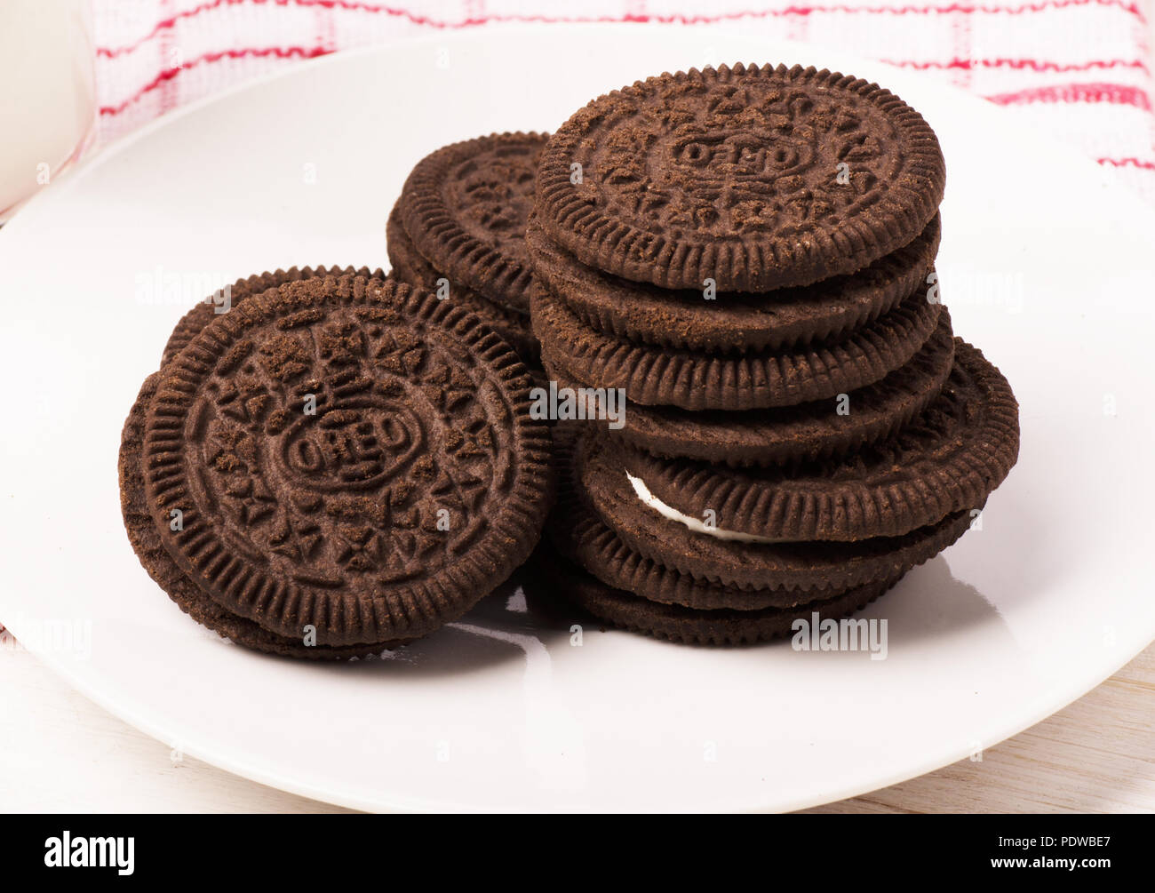 SAMARA, Russia - 3 dicembre 2017: Oreo cookie al cioccolato impilati, servita latte, editoriale illustrativa Foto Stock