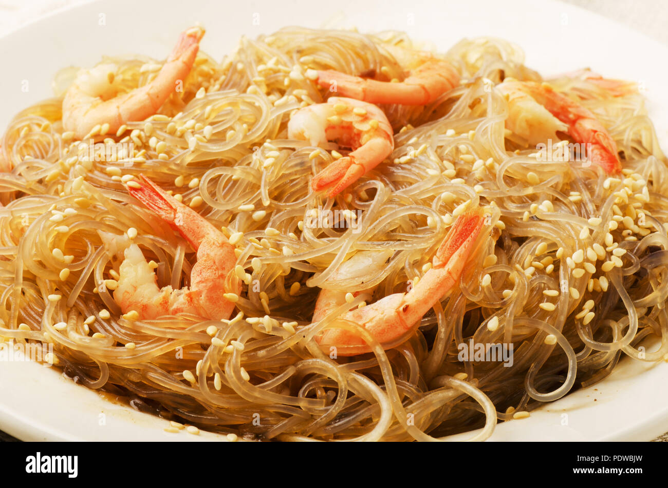 Сellophane tagliatelle o thai vermicelli saltati in padella con gamberi e verdure Foto Stock