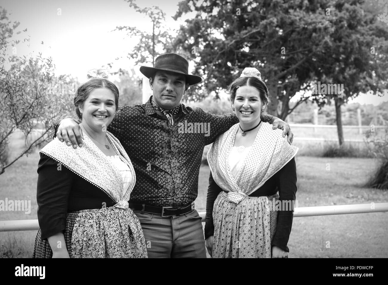 Cruise turisti visitano un cavallo e bull fattoria con i cavalli giovani, lavoratori in posa e piloti arrotondando i tori nella regione della Camargue di Francia, 2018 Foto Stock