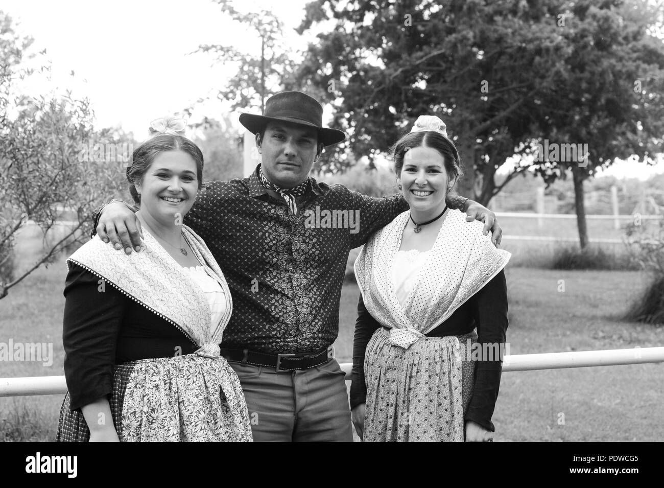 Cruise turisti visitano un cavallo e bull fattoria con i cavalli giovani, lavoratori in posa e piloti arrotondando i tori nella regione della Camargue di Francia, 2018 Foto Stock