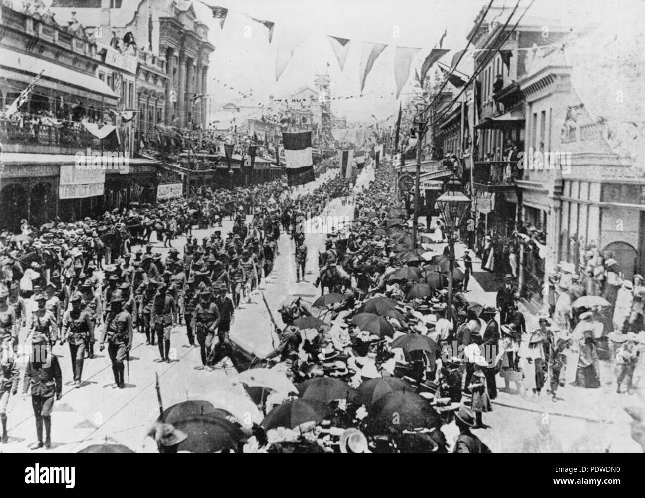 214 StateLibQld 1 126395 restituito Queenslanders marciare con le truppe imperiali, Brisbane, 1901 Foto Stock
