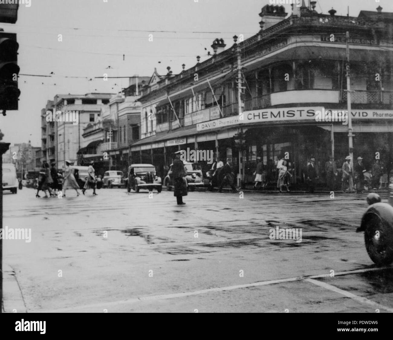 215 StateLibQld 1 126911 funzionario di polizia dirigere traffico su George Street, Brisbane, 1950 Foto Stock