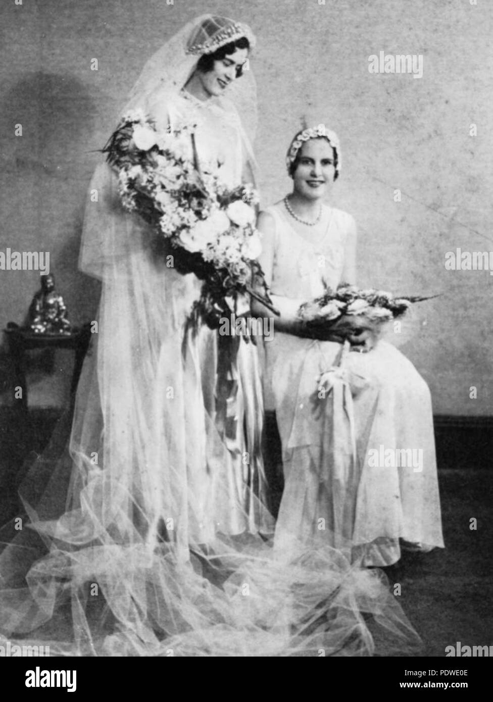 215 StateLibQld 1 127447 Cooee Blume il giorno delle nozze con la sua damigella Filmer Blume Foto Stock