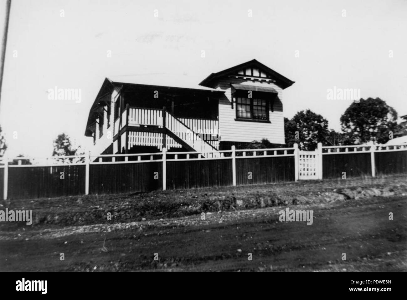 215 StateLibQld 1 128183 War service home in Greenslopes, Brisbane, Queensland, ca. 1930 Foto Stock