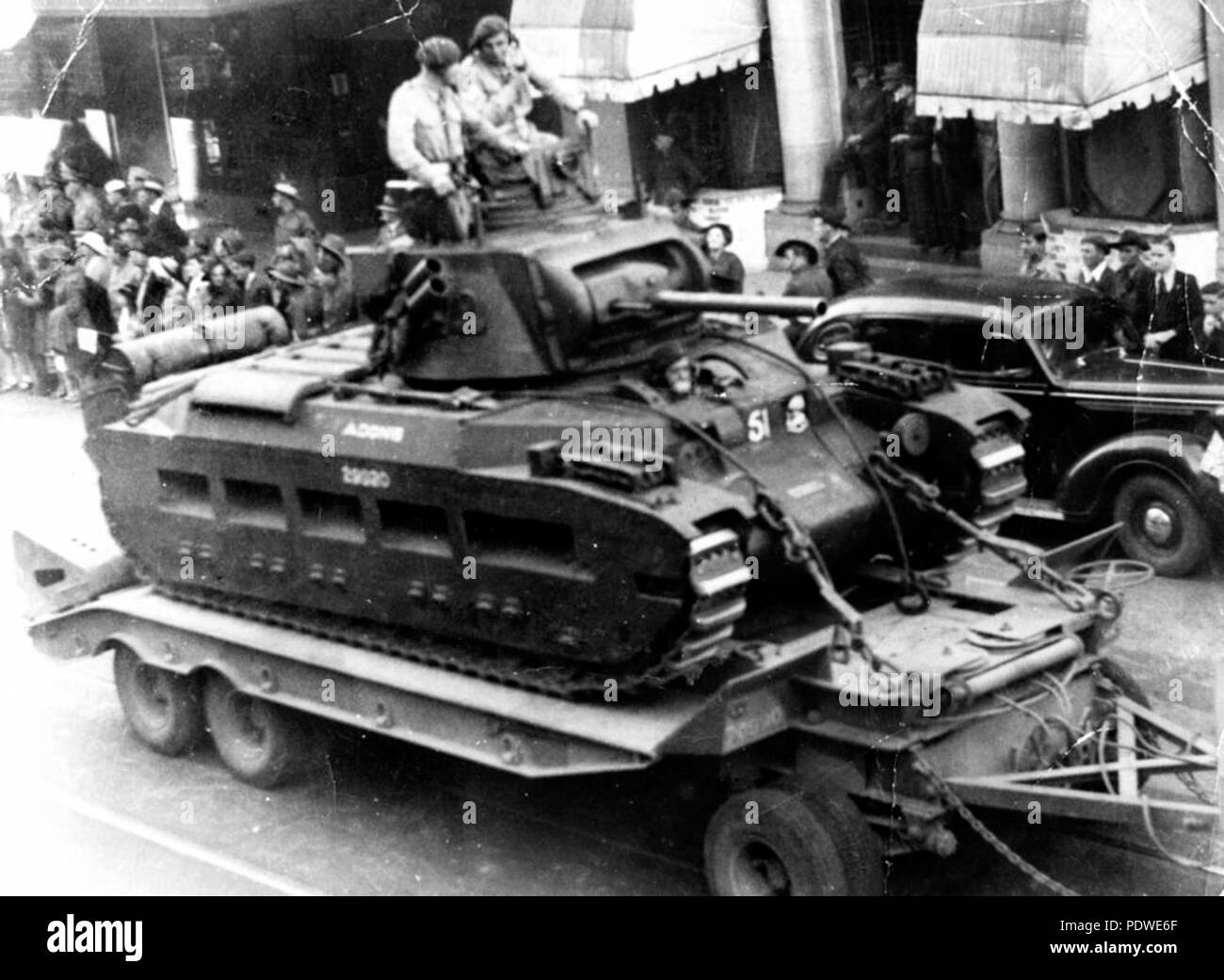 216 StateLibQld 1 128305 quarta brigata corazzata serbatoio prendendo parte a una processione in Queen Street, Brisbane, ca. 1943 Foto Stock