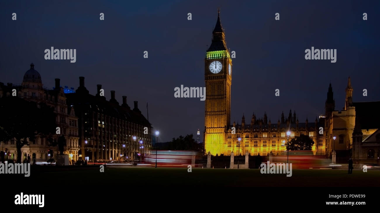 Il Big Ben, la Casa del Parlamento, Londra di notte, a mezzanotte, con gli autobus e le persone irriconoscibili. Foto Stock