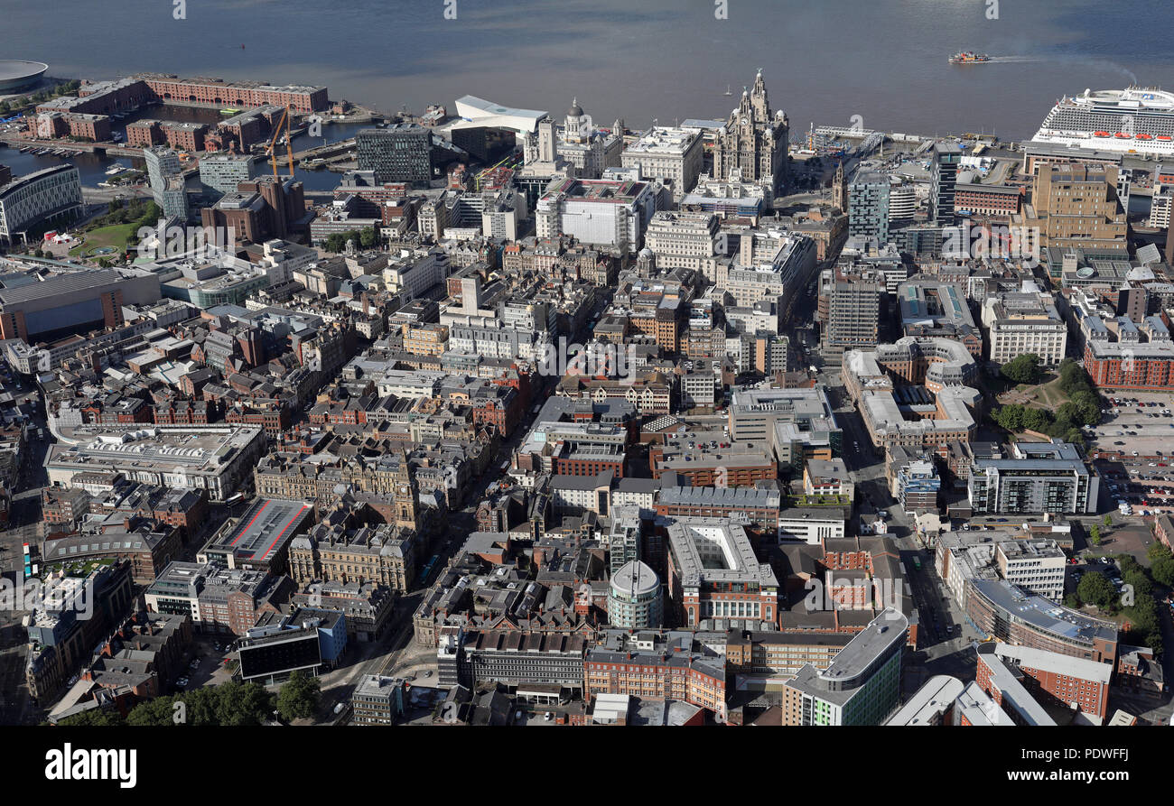 Vista aerea del centro città di Liverpool guardando giù Dale Street / Water Street & Tithebarn Street verso il Royal Liver Building Foto Stock