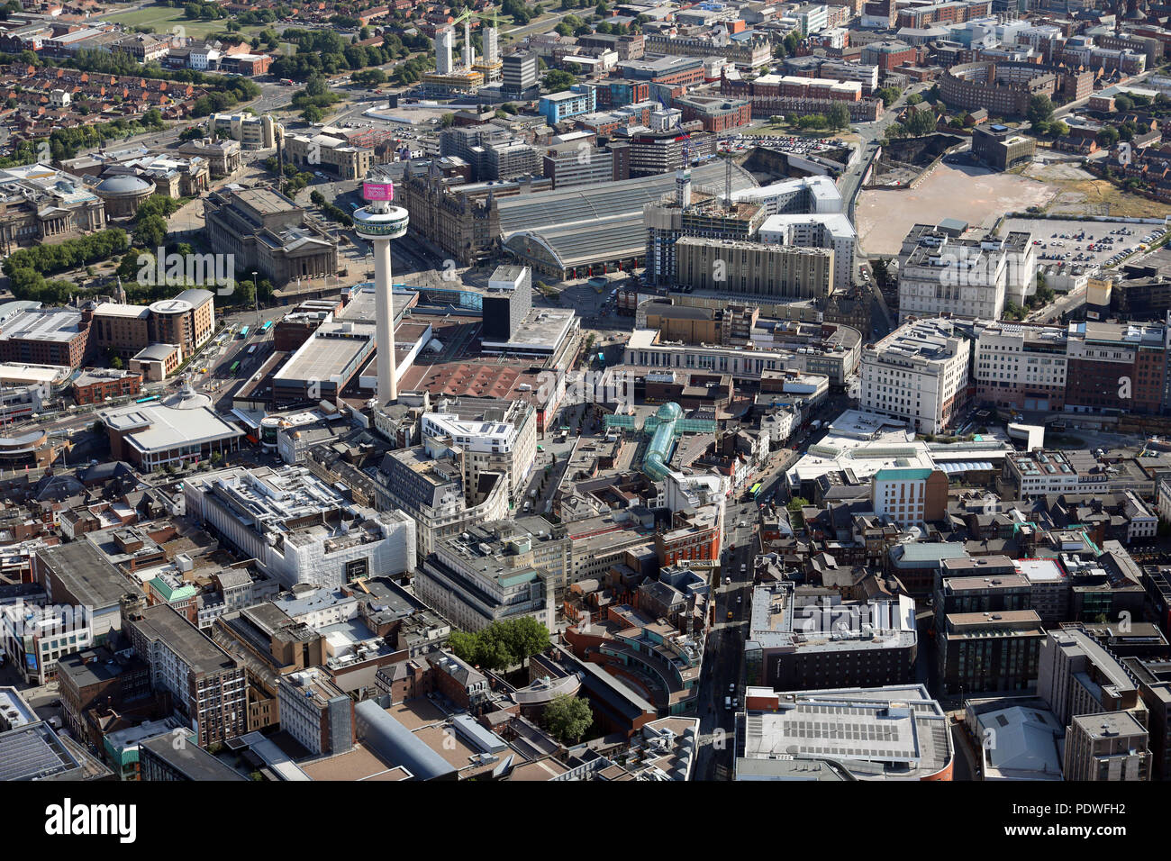Vista aerea del centro città di Liverpool, compresa la Radio Torre della città e la stazione di Lime Street Foto Stock