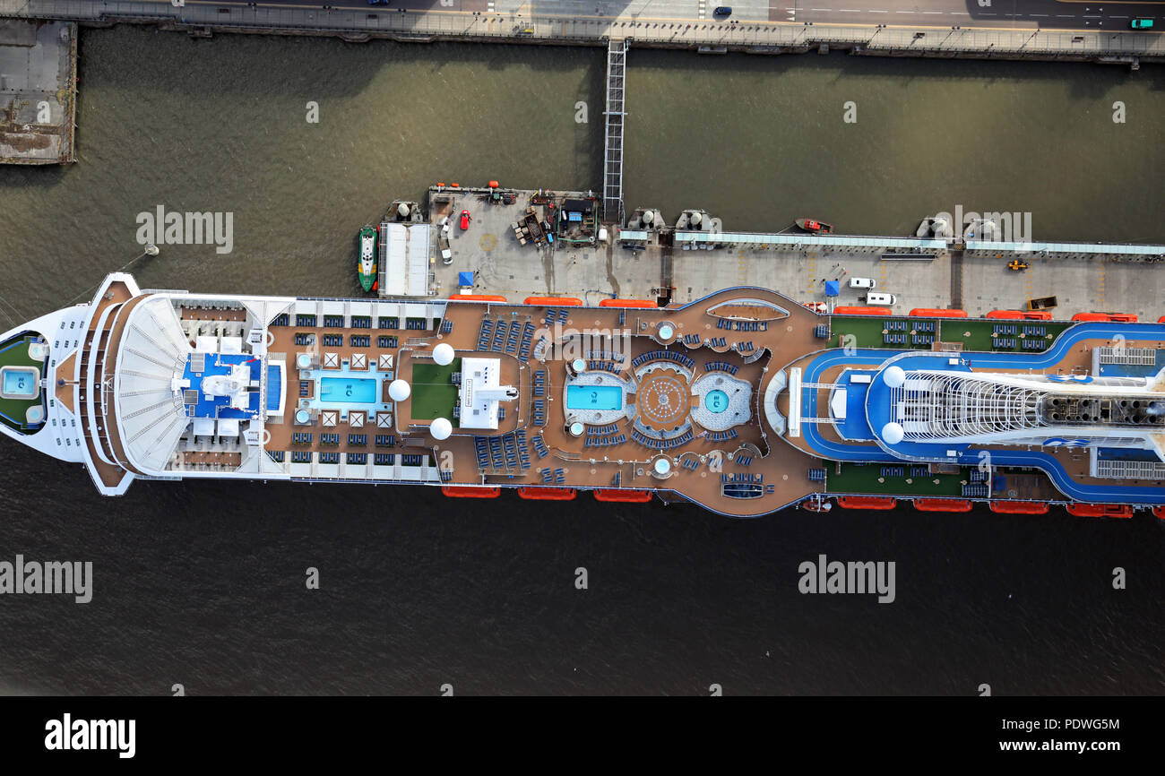 Vista aerea del ponte della MS Royal Princess nave da crociera al molo di Liverpool, Regno Unito Foto Stock