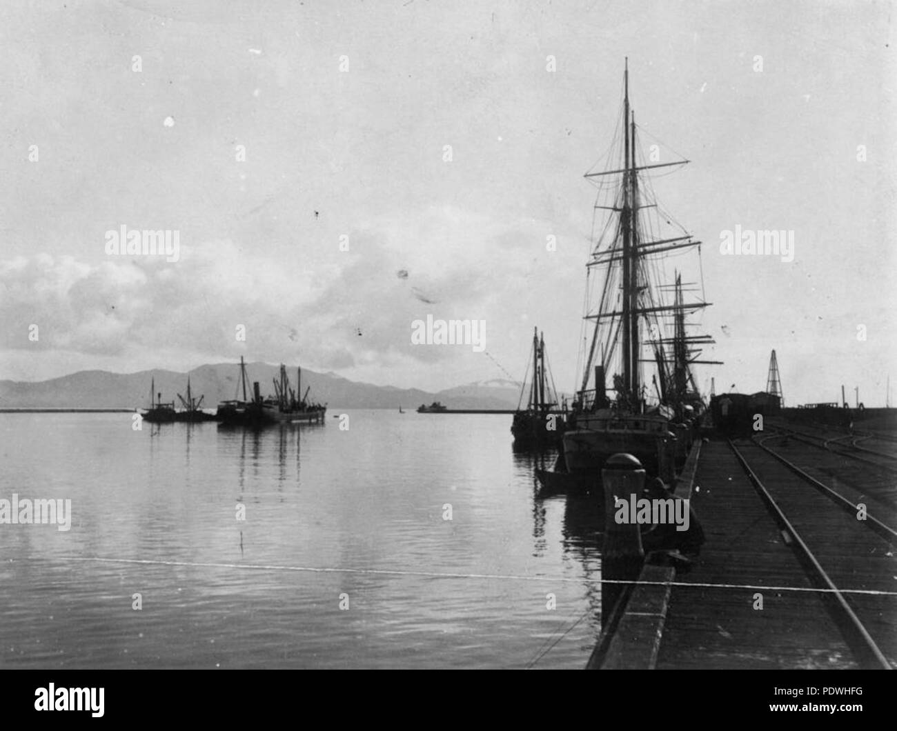 237 StateLibQld 1 16426 navi sul porto esterno, Townsville, Queensland Foto Stock