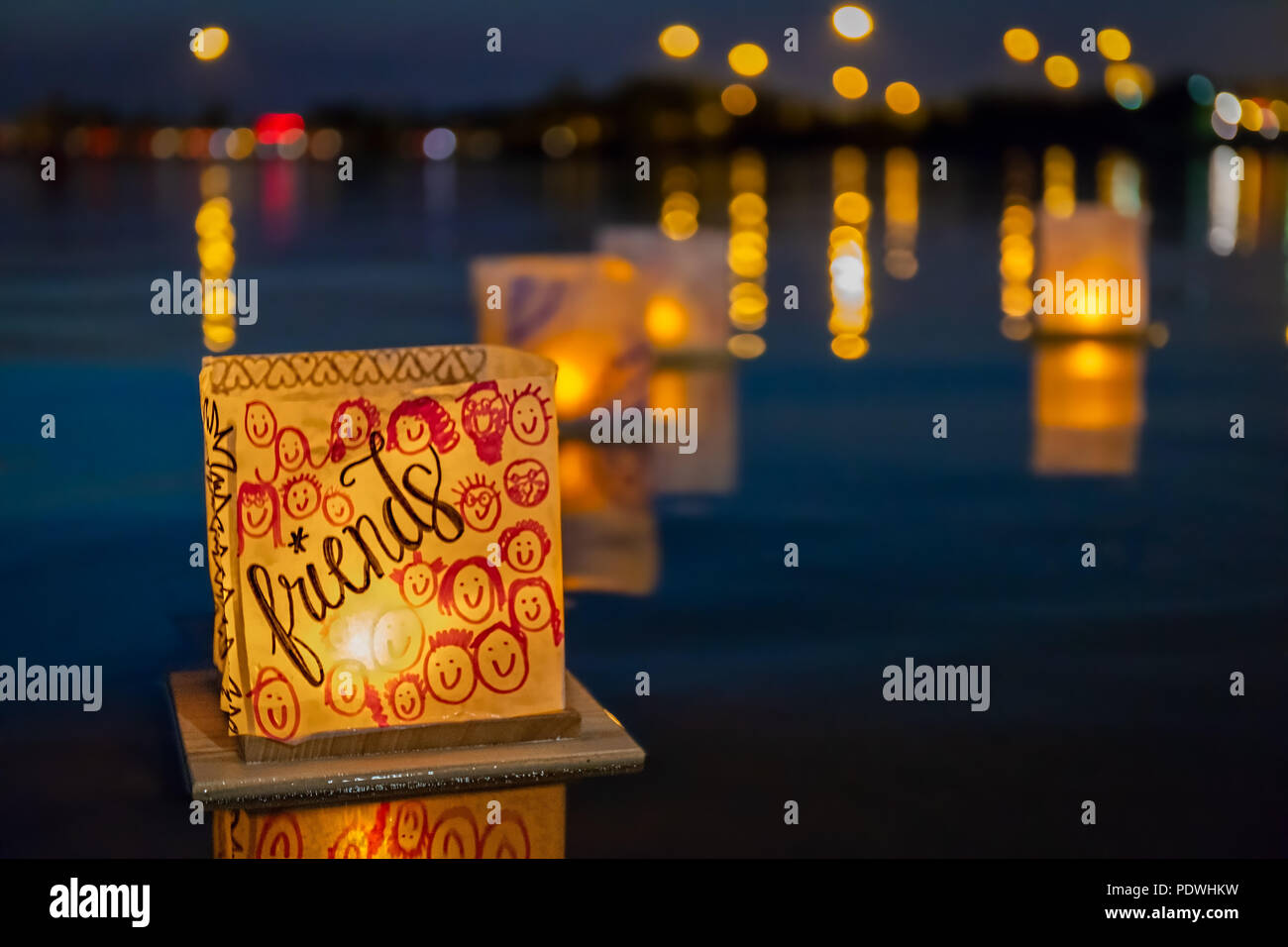 Un east coast festa delle lanterne con personale messaggi di ispirazione galleggiante sull'acqua. Foto Stock