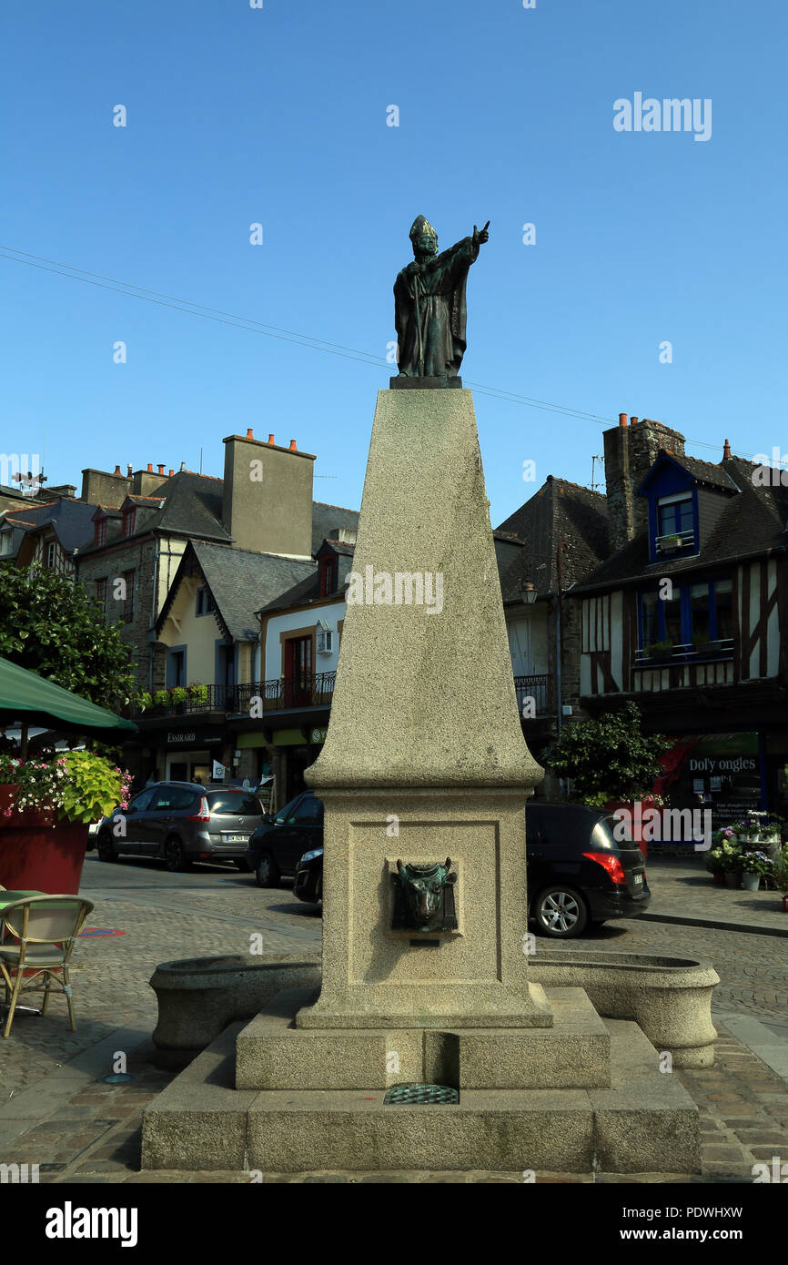 La fontana e la statua di San Sansone nella Grande Rue des Stuarts, Dol de Bretagne, Ille et Vilaine Bretagna, Francia Foto Stock