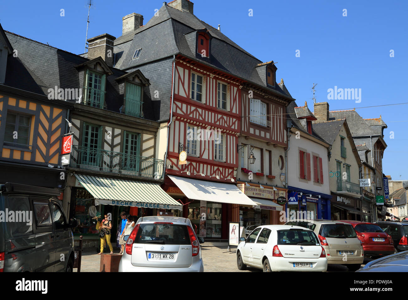 Graticcio edifici e negozi in Grande Rue des Stuarts, Dol de Bretagne, Ille et Vilaine Bretagna, Francia Foto Stock