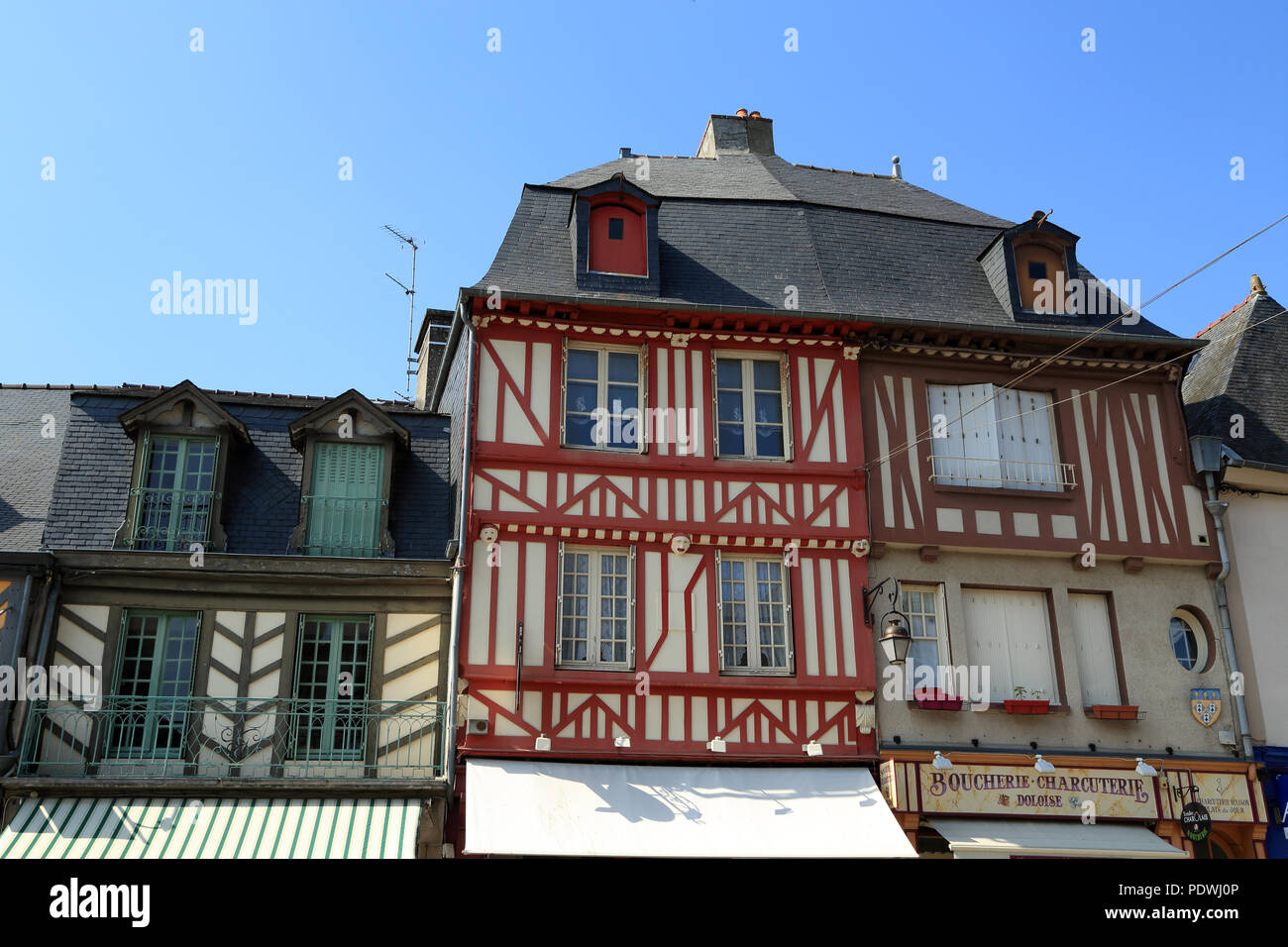 Vista del piano superiore della metà degli edifici con travi di legno in Grande Rue des Stuarts, Dol de Bretagne, Ille et Vilaine Bretagna, Francia Foto Stock