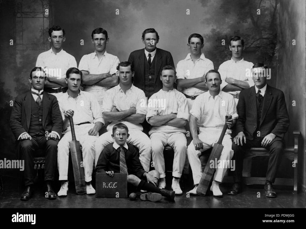 248 StateLibQld 1 198607 uomini non identificati il cricket club Foto Stock