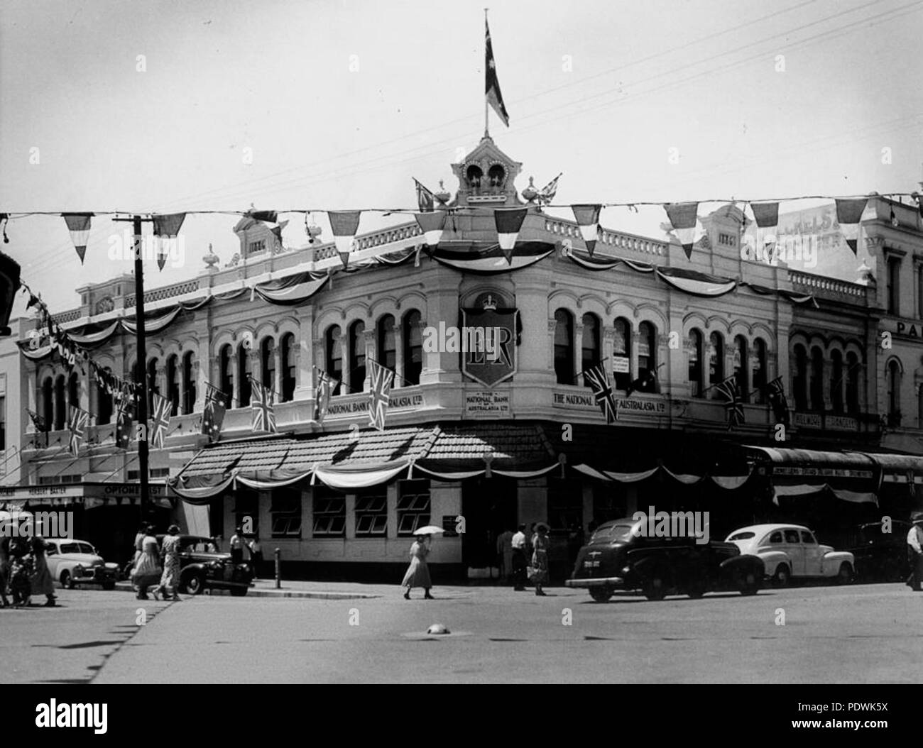 250 StateLibQld 1 204716 Rockhampton si prepara per l'arrivo della Regina e del Duca di Edimburgo, Marzo 1954 Foto Stock