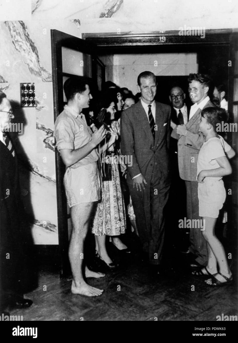 250 StateLibQld 1 204880 Saluto del Principe Filippo , Duca di Edimburgo, durante la visita reale nel 1954 Foto Stock