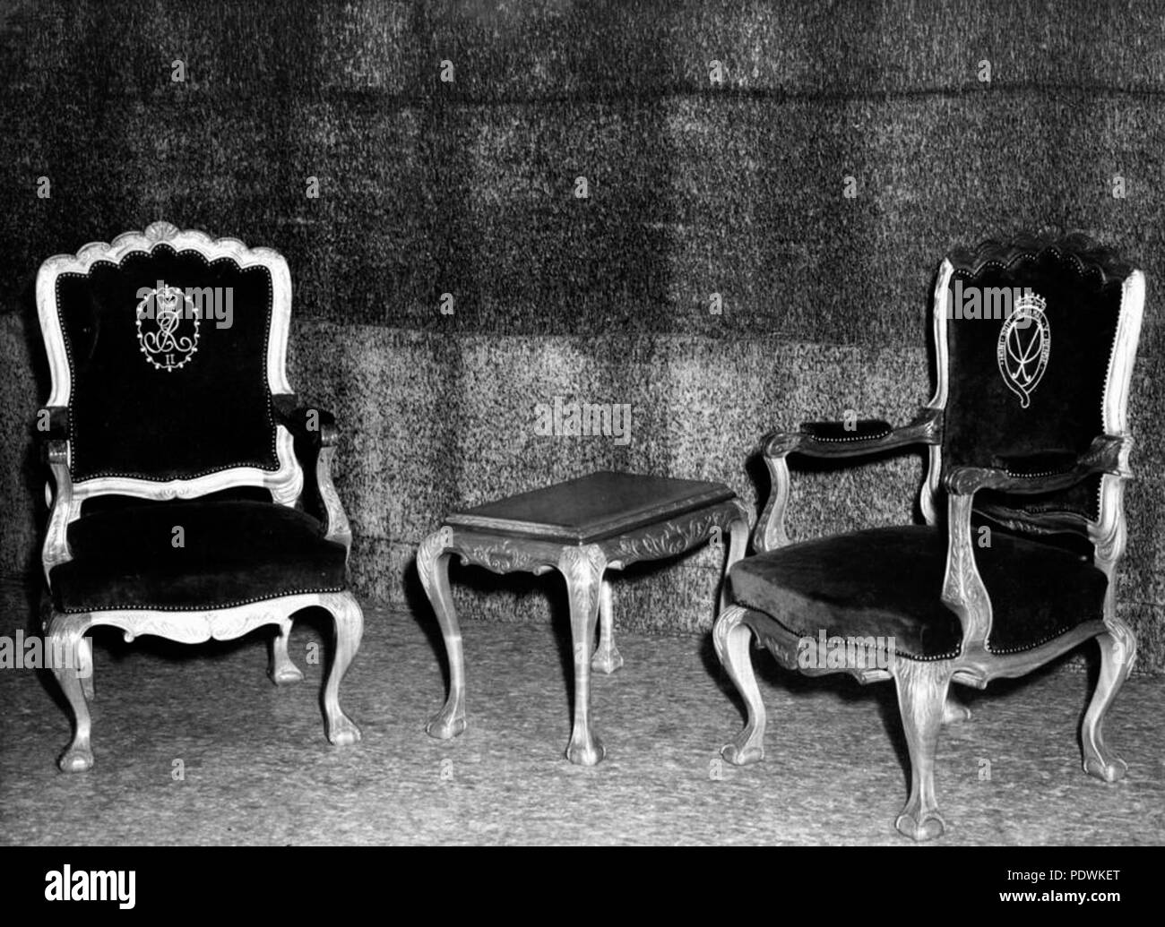 251 StateLibQld 1 208277 sedie usate dalla Regina Elisabetta II e del principe Filippo, il Duca di Edimburgo, durante la loro visita di Queensland in 1954 Foto Stock