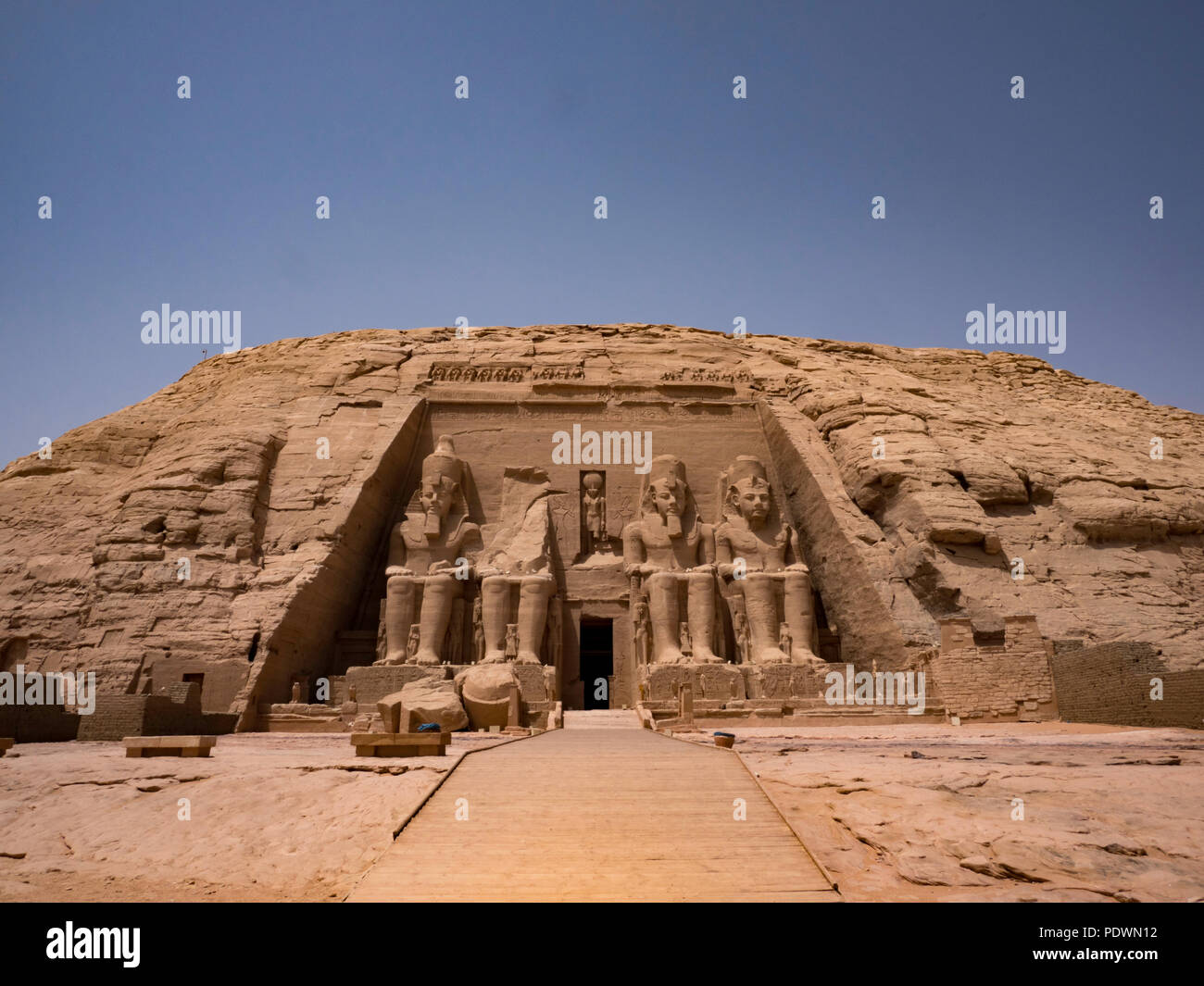 Le statue davanti a Abu Simbel tempio in Aswan Egitto Foto Stock