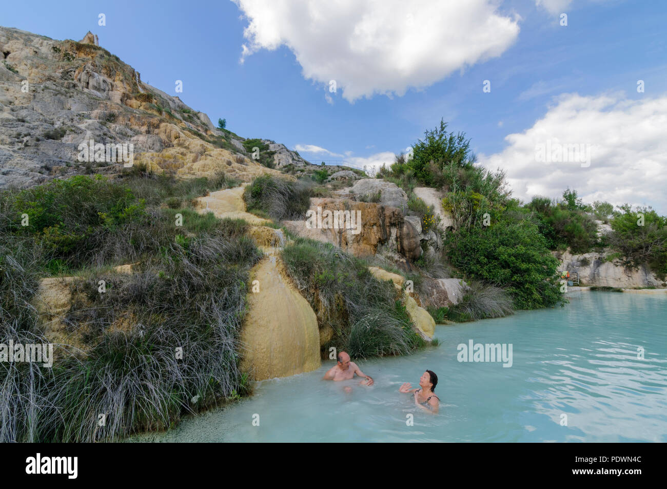 BAGNO VIGNONI - ITALIA - circa 2014: per coloro che godono di una piscina naturale con acqua termale di Bagno Vignoni, Toscana, Italia, Europa Foto Stock