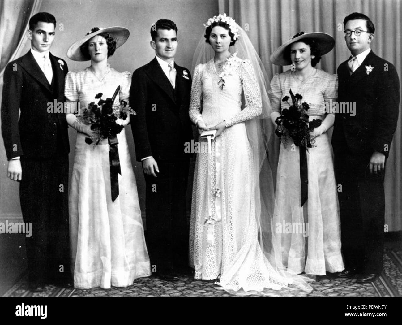 271 StateLibQld 1 70259 Marr matrimonio di famiglia, 1940-1950 Foto Stock