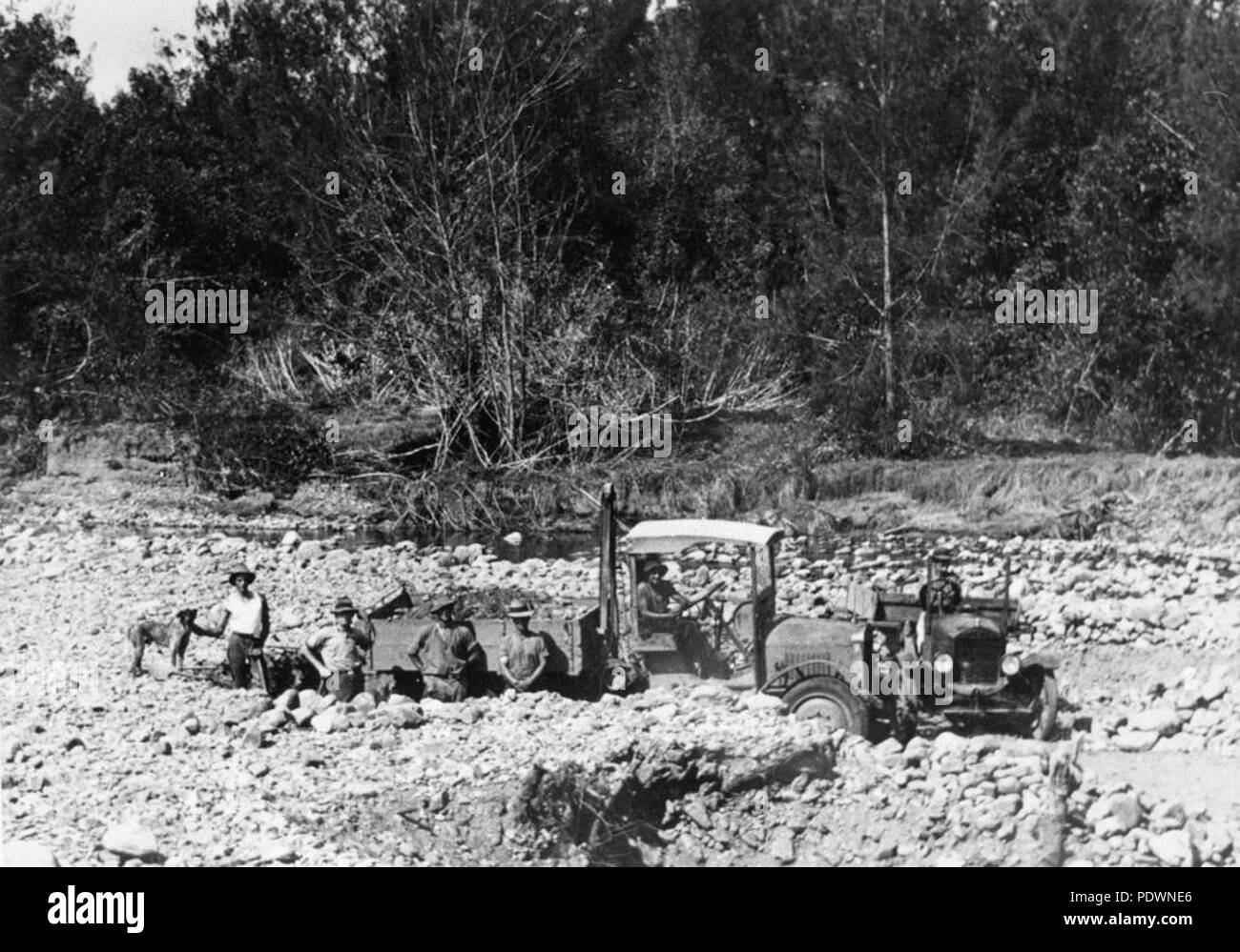 272 StateLibQld 1 72355 lavoratori e i veicoli nel Woodford cava, ca. 1920 Foto Stock