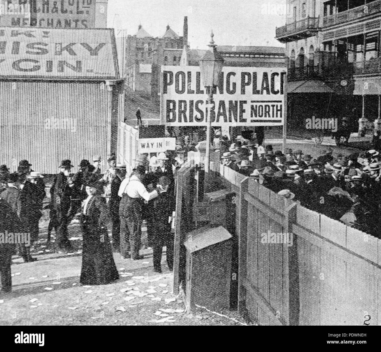 272 StateLibQld 1 72579 donne all'interno della porta della città di seggio e di voto per la prima volta in un stato di Queensland elezione, maggio 1907 (movimento delle Suffragette in Queensland). Foto Stock