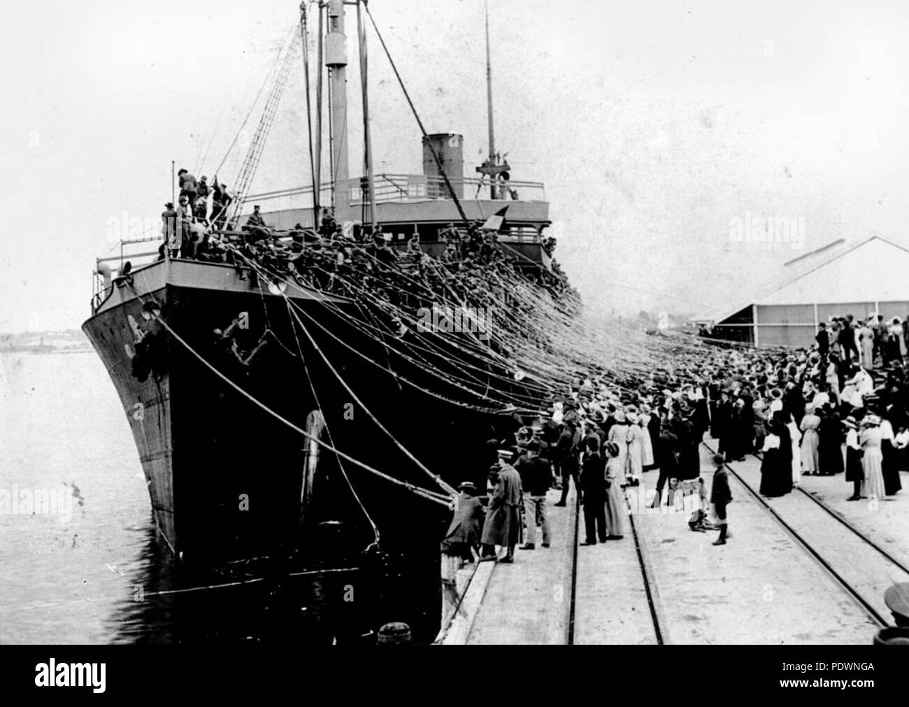 272 StateLibQld 1 73603 Troopship Boonah uscire da Brisbane durante la Prima Guerra Mondiale, 1916 Foto Stock