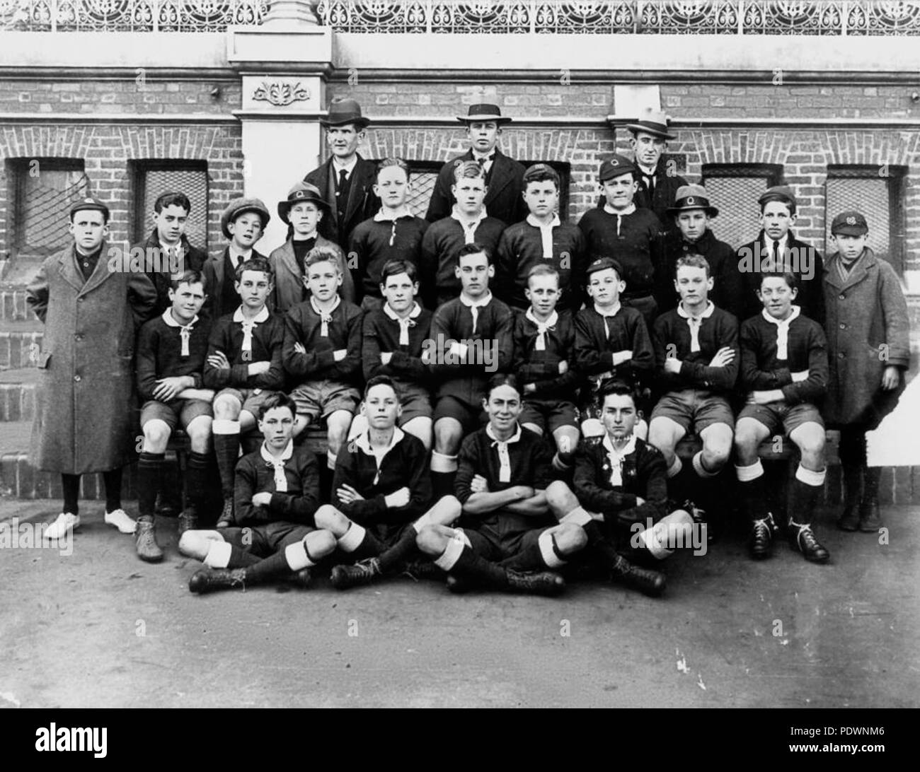 272 StateLibQld 1 75395 Queensland scolari Australian Rules Football Team presso il Melbourne Cricket Ground, 1926 Foto Stock