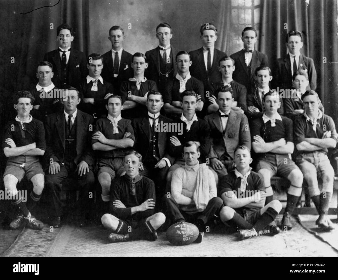 273 StateLibQld 1 78346 West End Junior Rugby League Club, 4 B runner-up, 1921 Foto Stock