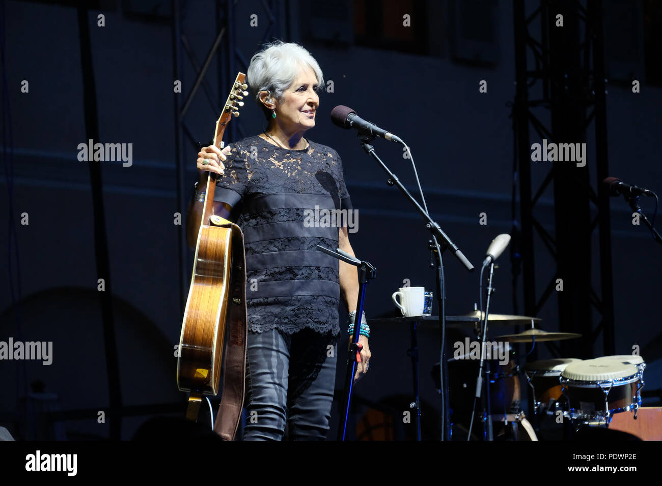 Joan Baez sul palco Attraverso Festival a Pollenzo per lei "Tariffa te bene' concert tour. (Foto di Jyoti Kapoor / Pacific Stampa) Foto Stock