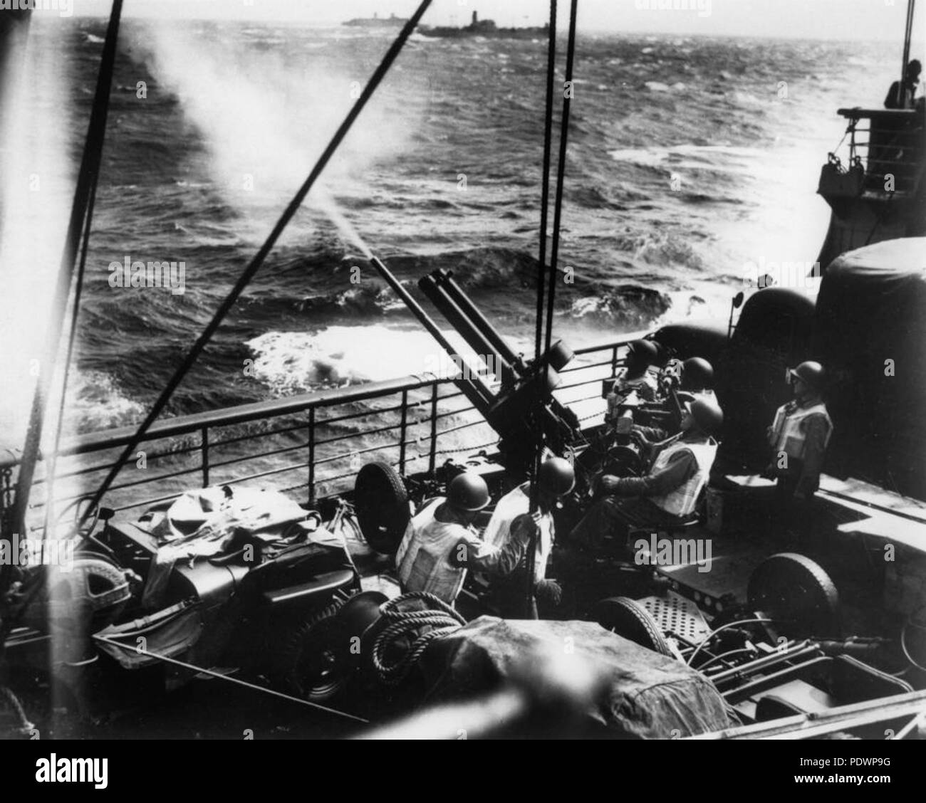 278 StateLibQld 1 99532 truppe americane lungo il tragitto per l'Australia a bordo di navi di truppa, Aprile 1942 Foto Stock