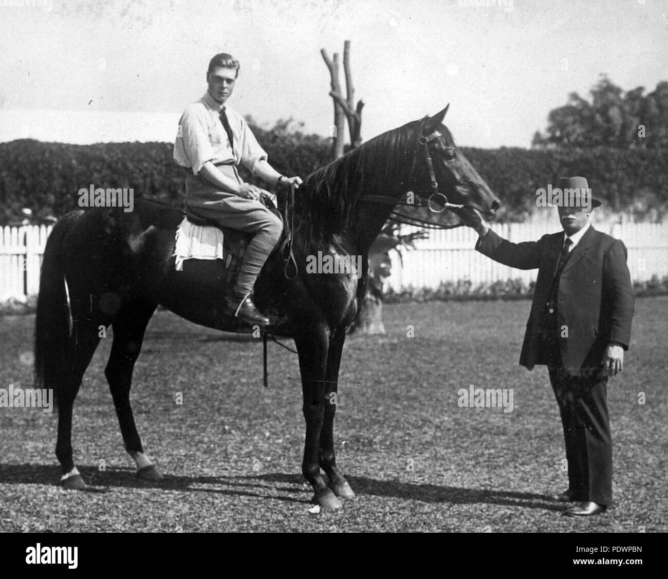 278 StateLibQld 1 Sua Altezza Reale il Principe di Galles su "Ladomond" a Ascot Racecourse, Brisbane in 1920 Foto Stock