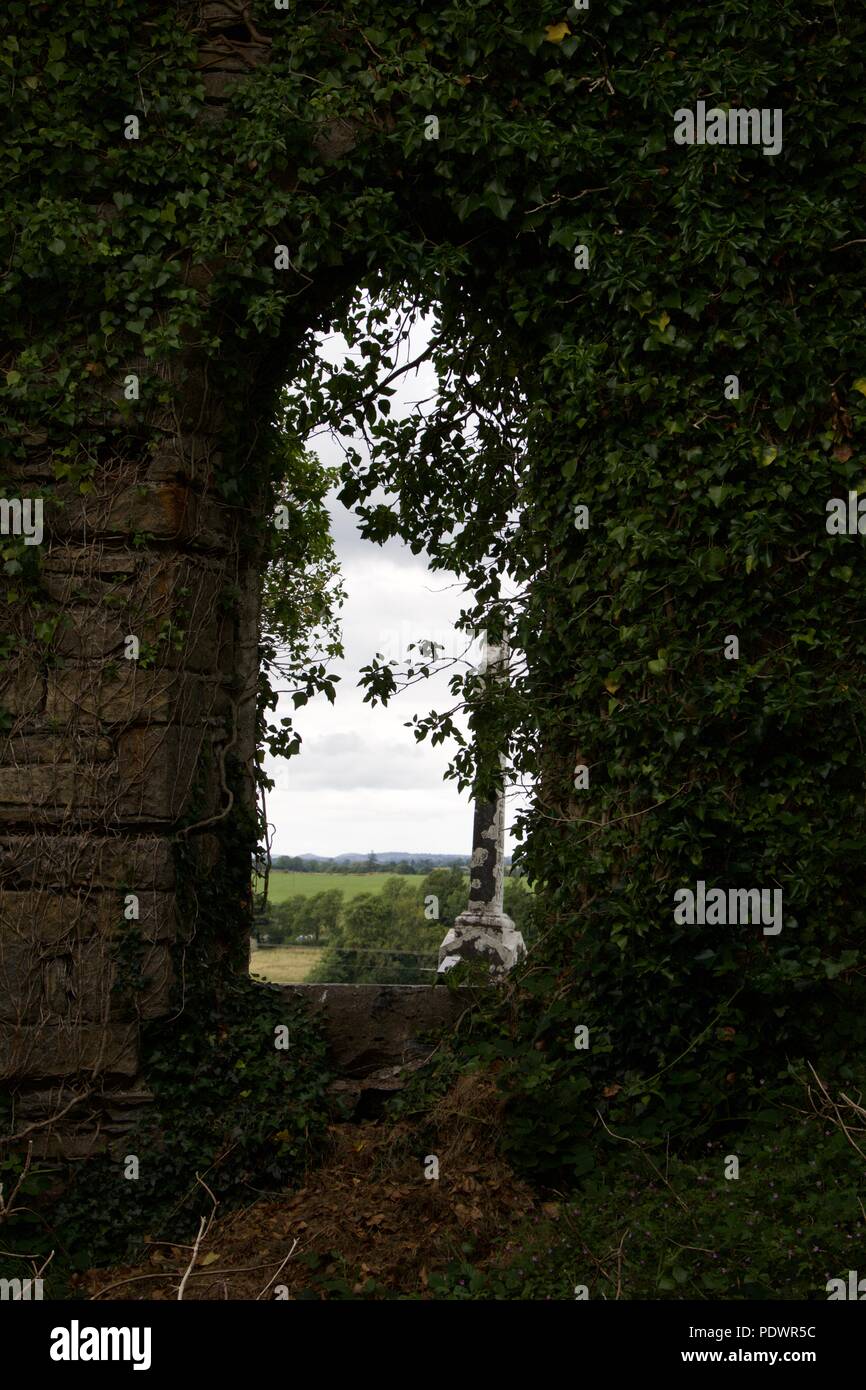 Vista attraverso un abbandonata la finestra della chiesa Foto Stock