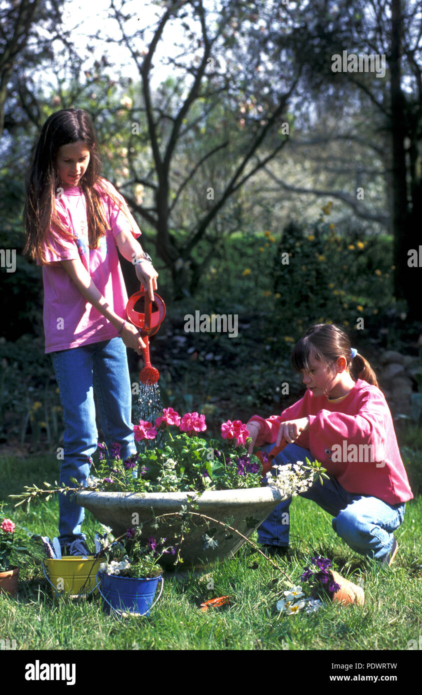 Giardinaggio - Due bambini - Jardinage - deux enfants Foto Stock