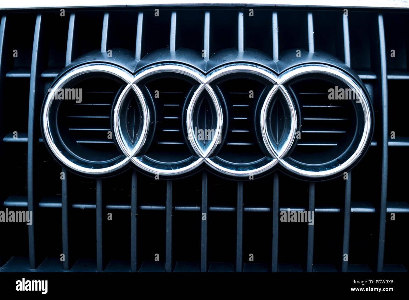 Il logo della azienda costruttrice di auto di lusso Audi Foto Stock