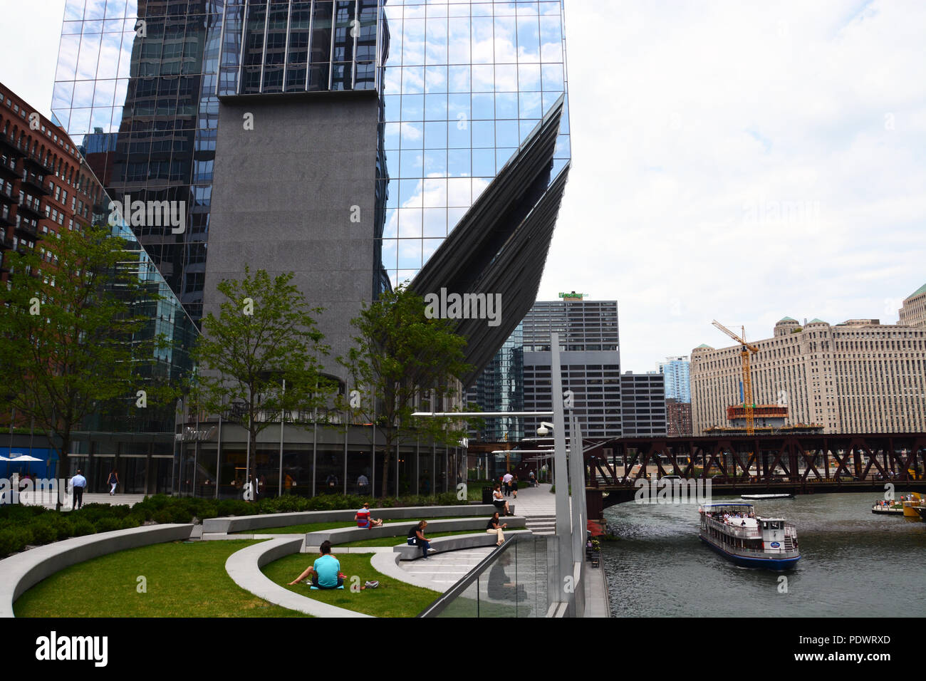 Completato nel 2017, 150 N Riverside Plaza di Chicago è un 53-piani torre che sostiene a sbalzo fuori da un nucleo centrale che richiedono solo il 25% della partita. Foto Stock