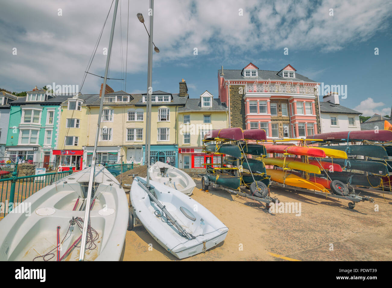 ABERDOVEY, Wales, Regno Unito - 15 LUG 2018: barche a vela e kayak colorati sul porto a bright giorno di estate Foto Stock