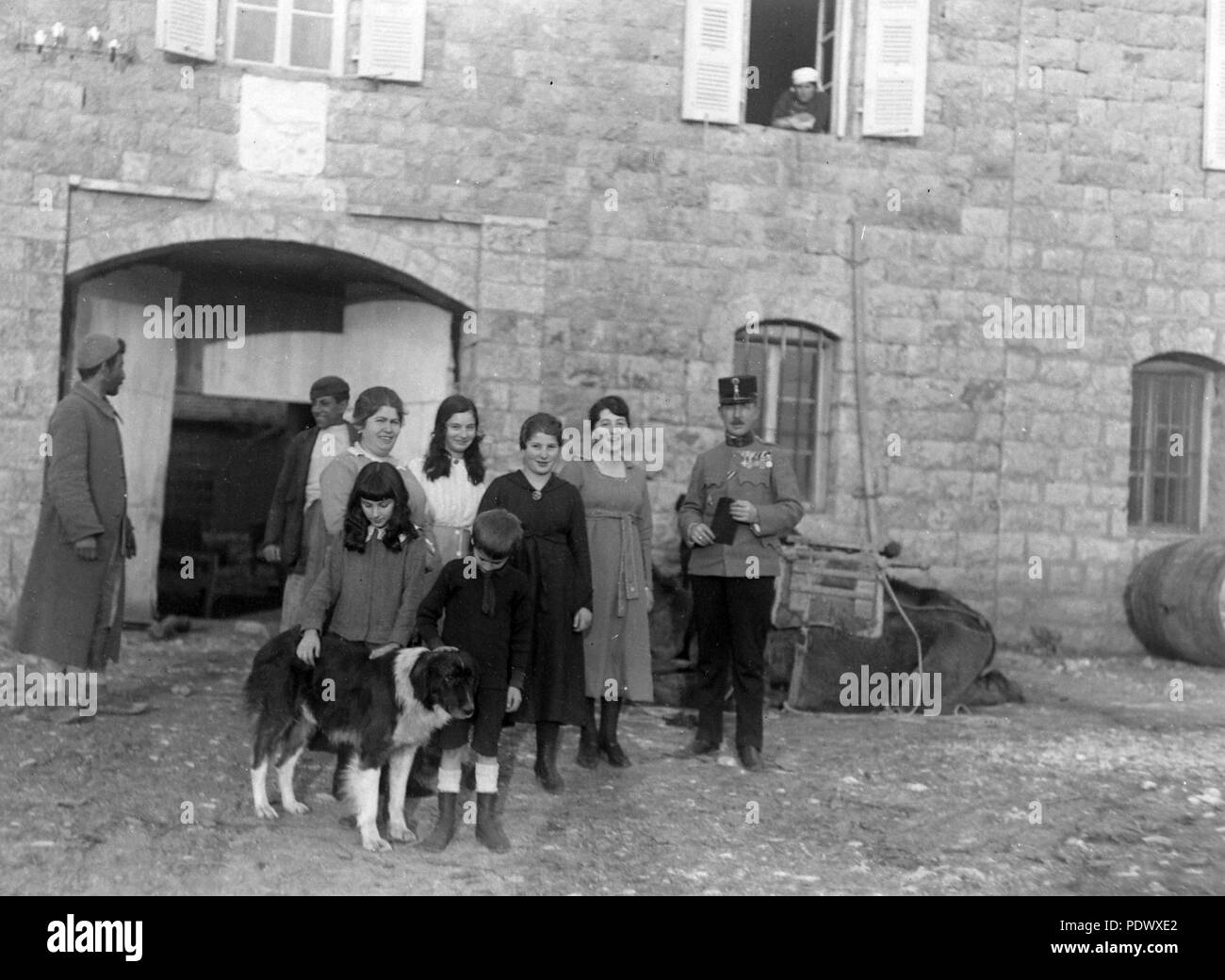 352 Tableau, cane, donne, uomini, bambini, uniforme, cortile, canna, elefante, medaglia Fortepan 11468 Foto Stock