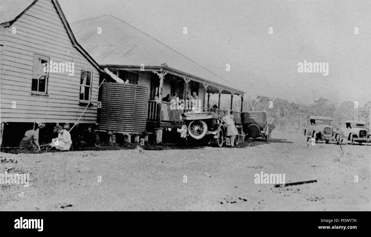 227 StateLibQld 1 145667 veicoli riuniti presso una casa in inganno Bay, Queensland, 1926 Foto Stock