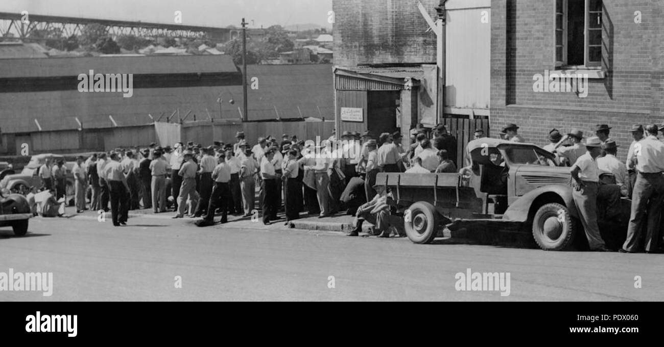 232 StateLibQld 1 151303 Wharf operai in attesa di applicare per i lavori, Novembre 1949 Foto Stock