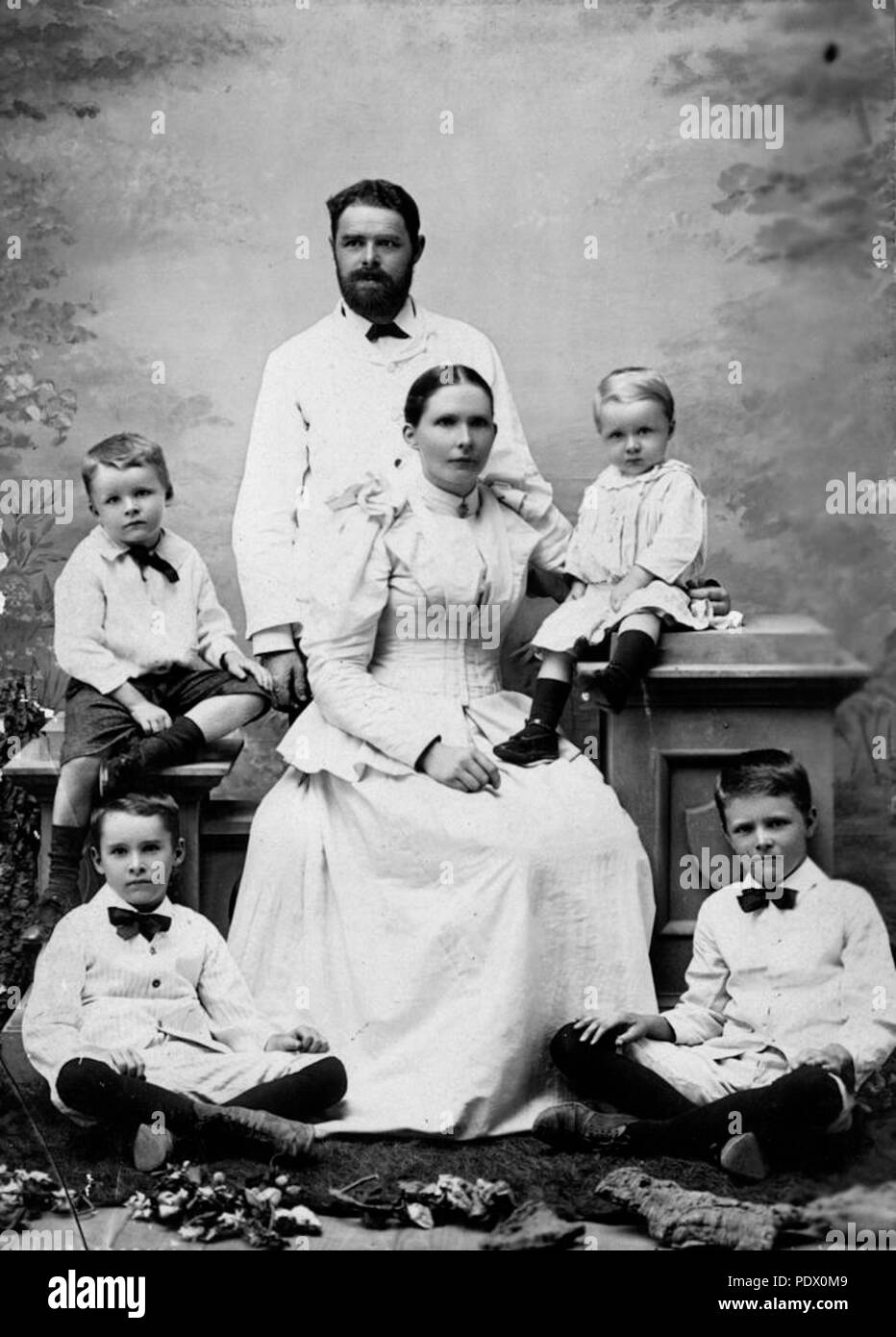 234 StateLibQld 1 157194 Famiglia di George Joseph Hall di Bundaberg, 1895 Foto Stock