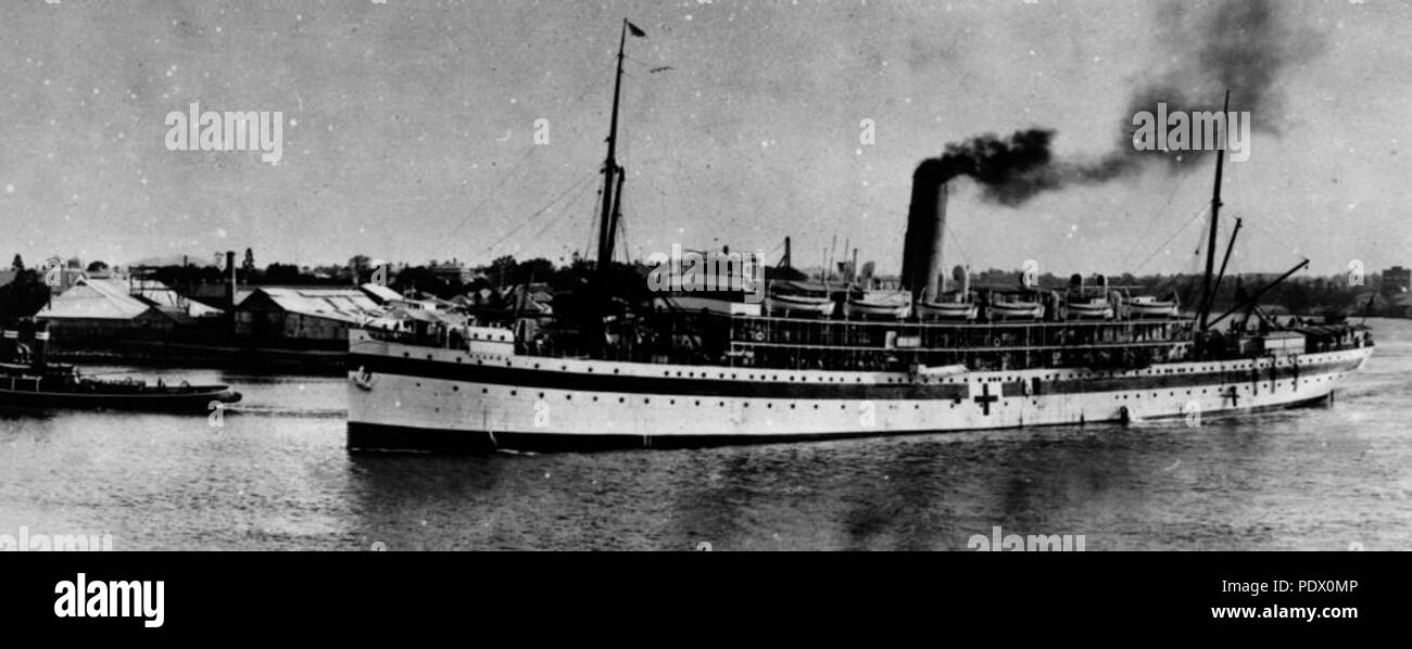 234 StateLibQld 1 15734 nave ospedale Kyarra, lasciando il porto di Brisbane, 1916 Foto Stock