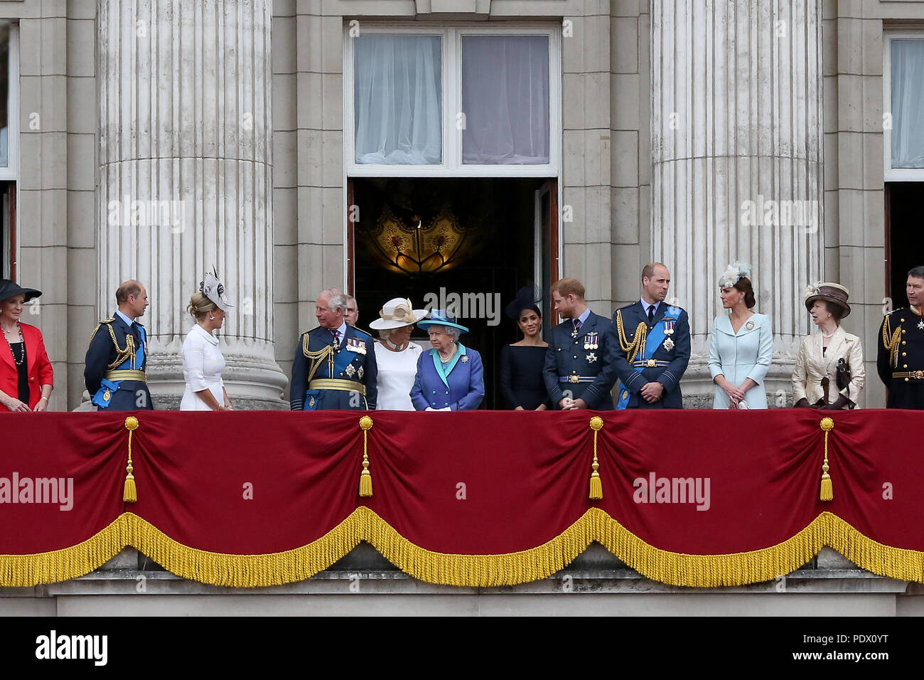 HM la regina con altri membri della famiglia reale sul balcone di Buckingham Palace per contrassegnare le celebrazioni centenarie della Royal Air Force. Con: la Principessa Michael del Kent, Prince Edward, Sophie Contessa di Wessex, il Principe Carlo, il principe Andréj, Camilla Duchessa di Cornovaglia, la Regina Elisabetta II, Meghan Duchessa di Sussex, il principe Harry, il principe William, Catherine Duchessa di Cambridge, Princess Anne e Tim Laurence dove: Londra, Regno Unito quando: 10 lug 2018 Credit: Dinendra Haria/WENN Foto Stock